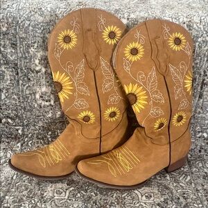 Women's Sunflower Embroidered Boots - Tan, size 38, US size 71/2 - 8.
NWOT